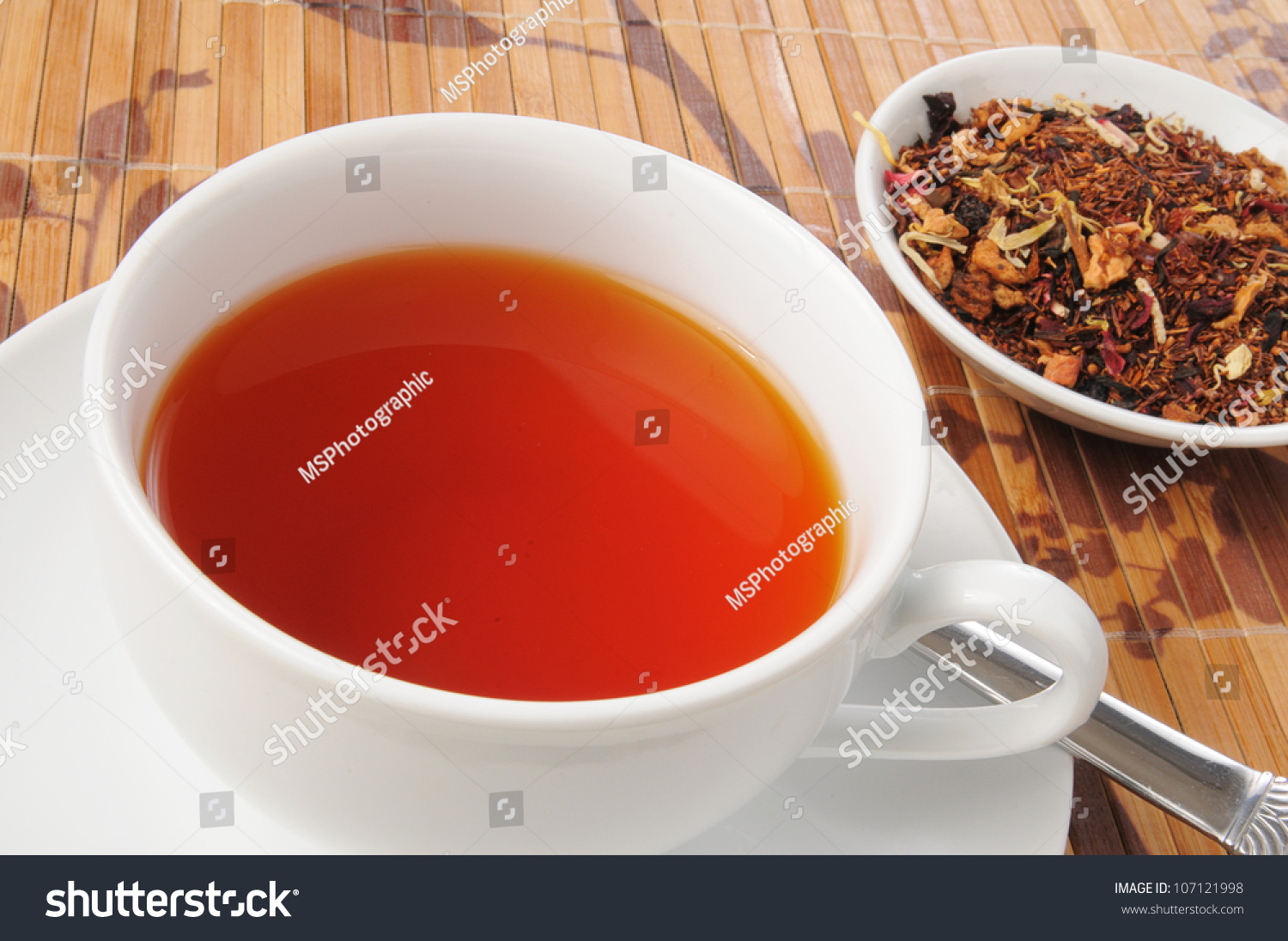 一杯蜂蜜香料与整个南非博士茶茶叶-食品及饮