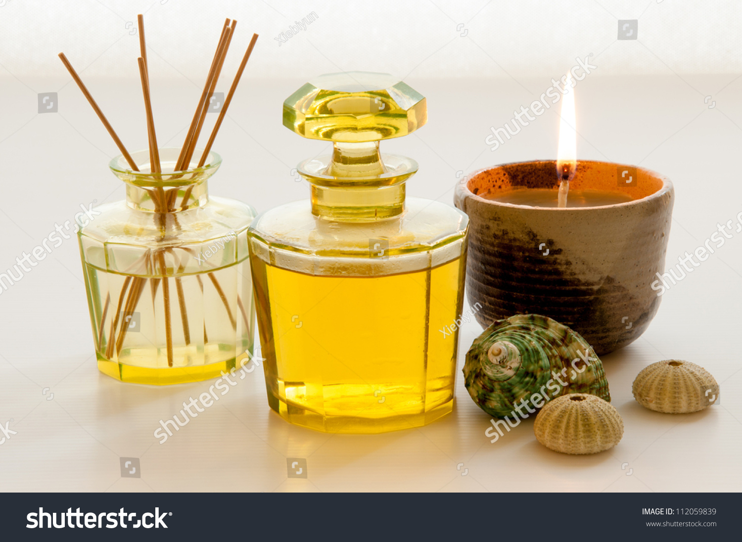 芳香精油瓶子,一瓶香水芦苇扩散器,蜡烛和贝壳