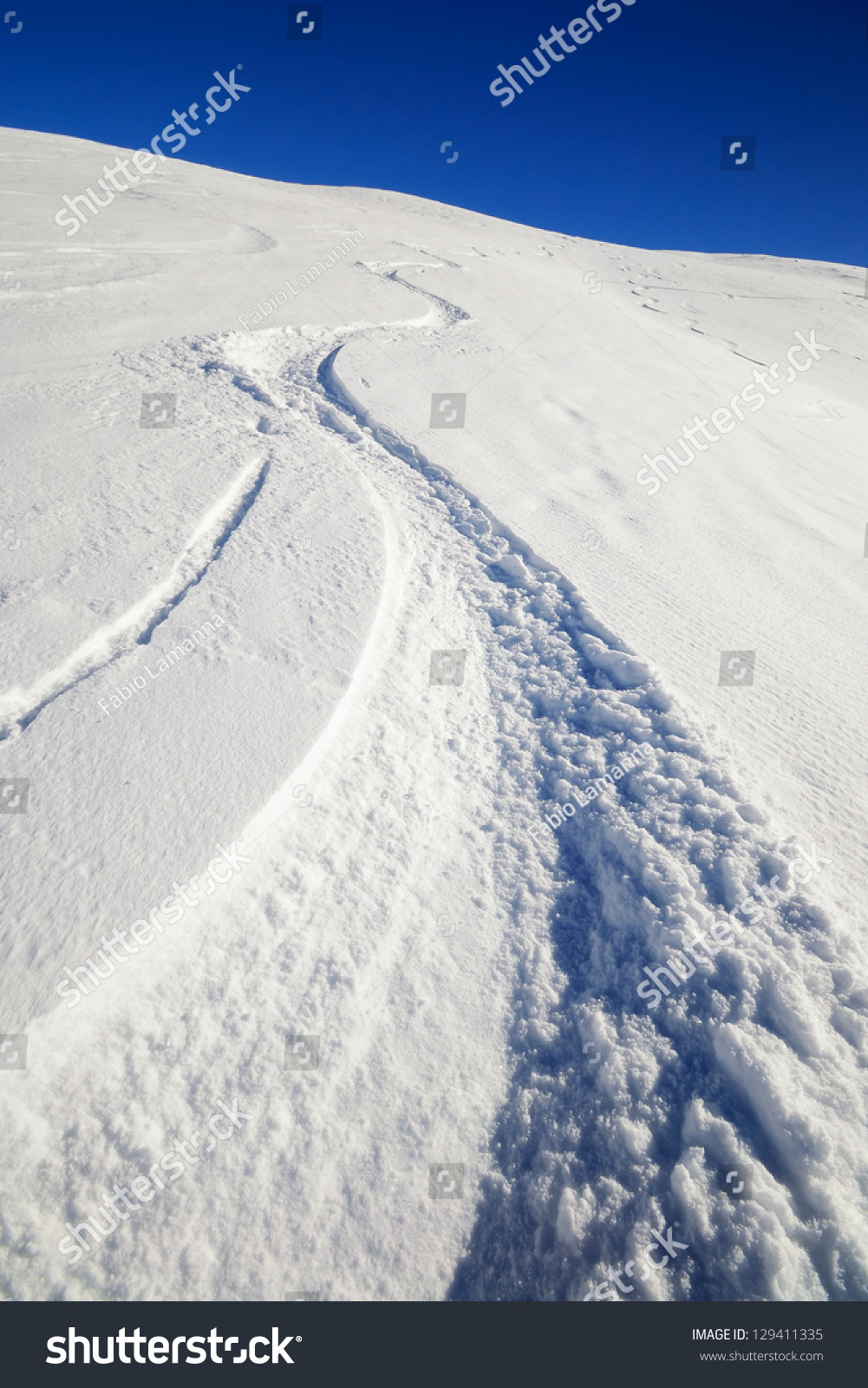 深锯齿形形状的滑雪轨道开关滑雪道坦诚斜坡覆