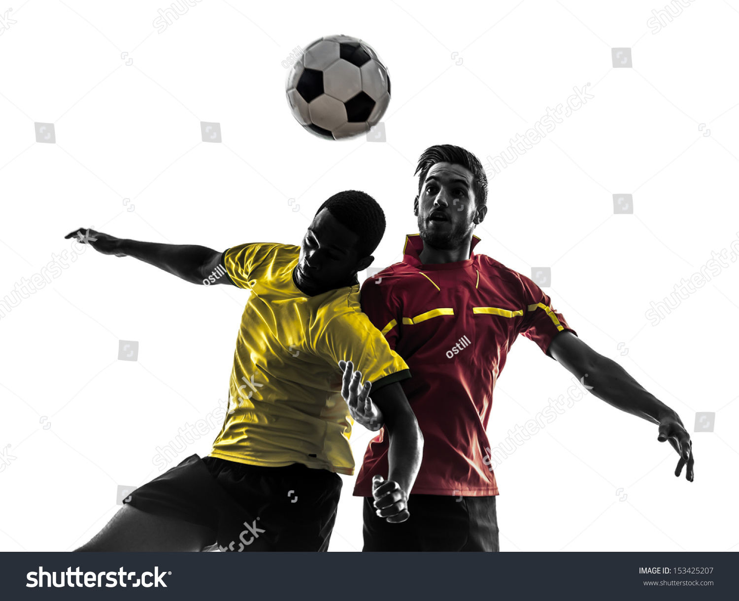 两名男子足球运动员踢足球比赛争夺一个球在白