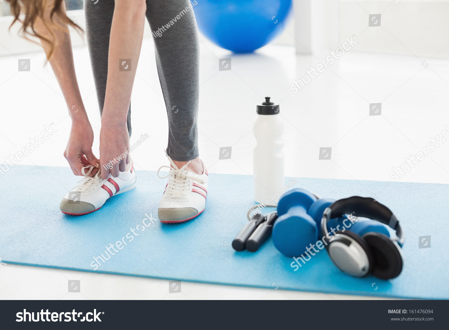 低的一个女人把鞋在地板上健身中心运动设备-