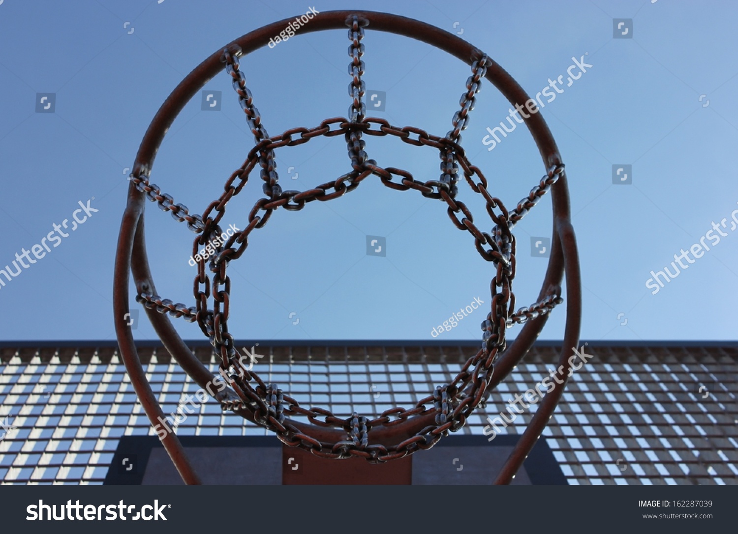 特写镜头的篮球网由金属篮球篮球网和蓝天-物