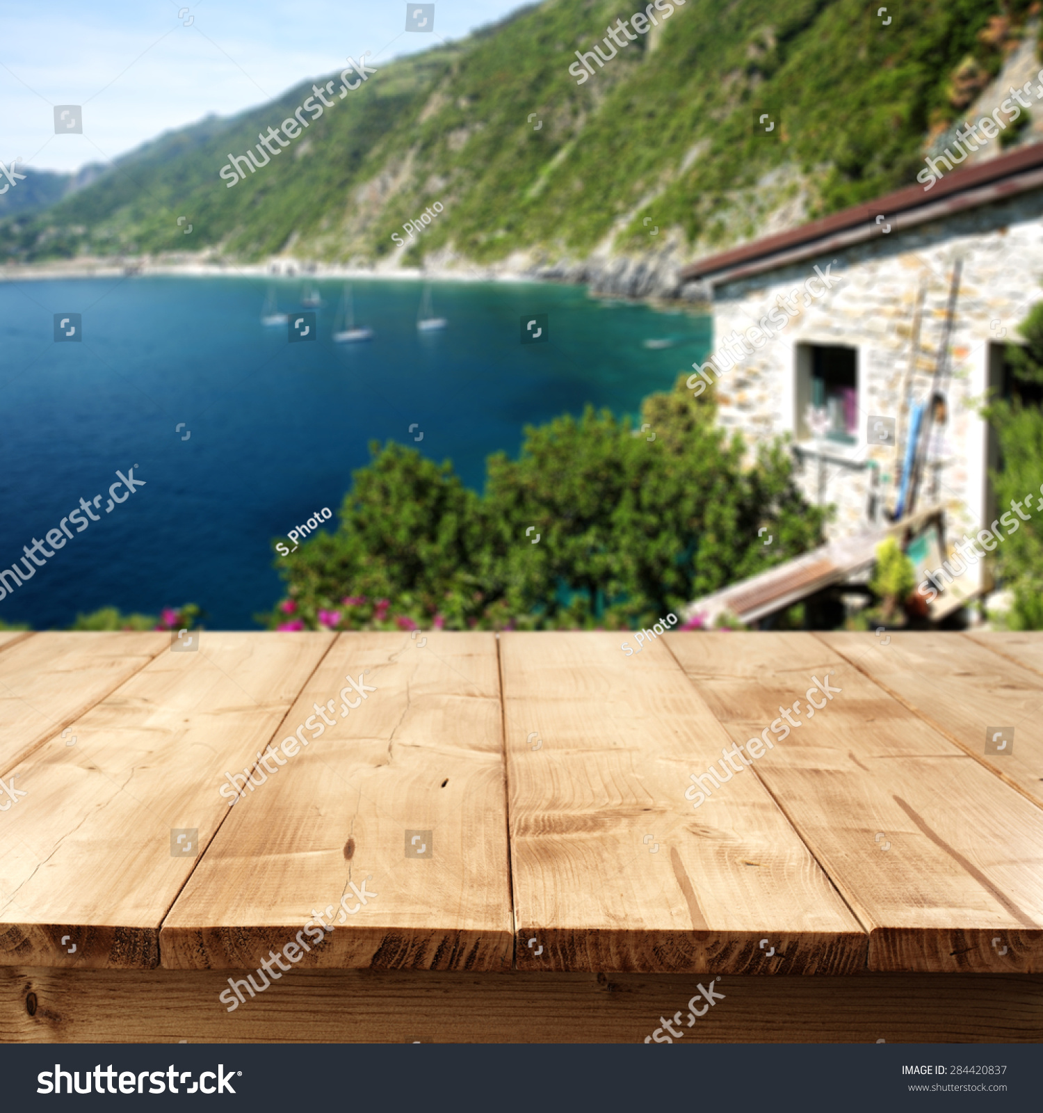 夏天的时间背景,桌子和悬崖