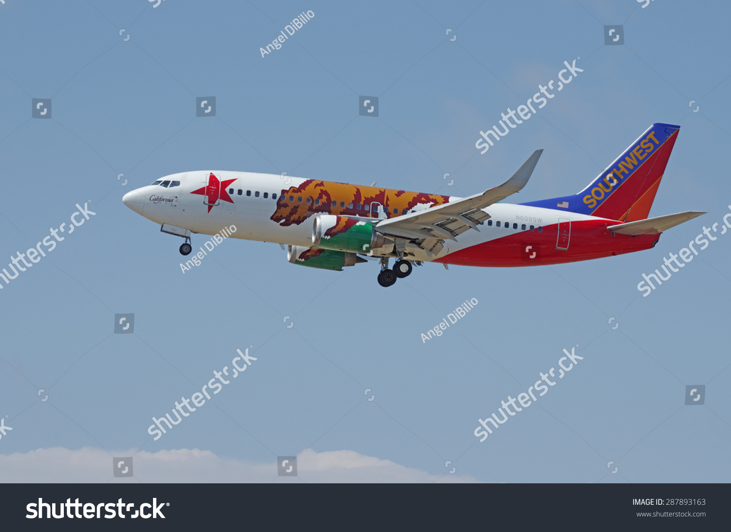 洛杉矶CA /美国- 2015年6月6日:西南航空波音737(reg N609SW)前不久在飞行降落在洛杉矶国际机场(松散)。加利福尼亚的一个特殊制服的飞机。 - 交通运输,科技 - 站酷海洛创意正版图片,视频,音乐素材交易平台 - Shutterstock中国独家合作伙伴 - 站酷旗下品牌