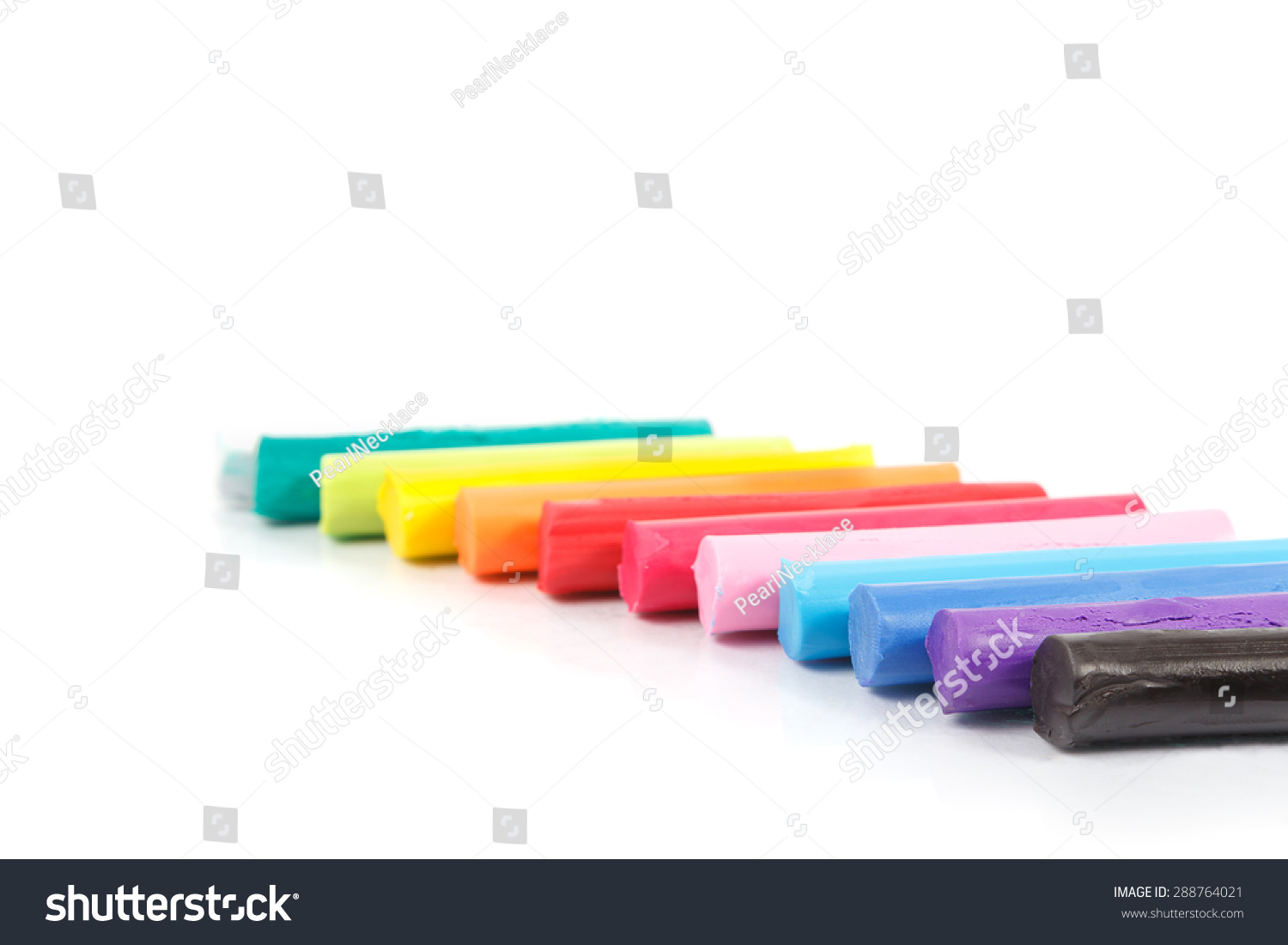 色彩斑斓的组块的粘土或橡皮泥与彩虹颜色的孩子玩他们的创造力,想象