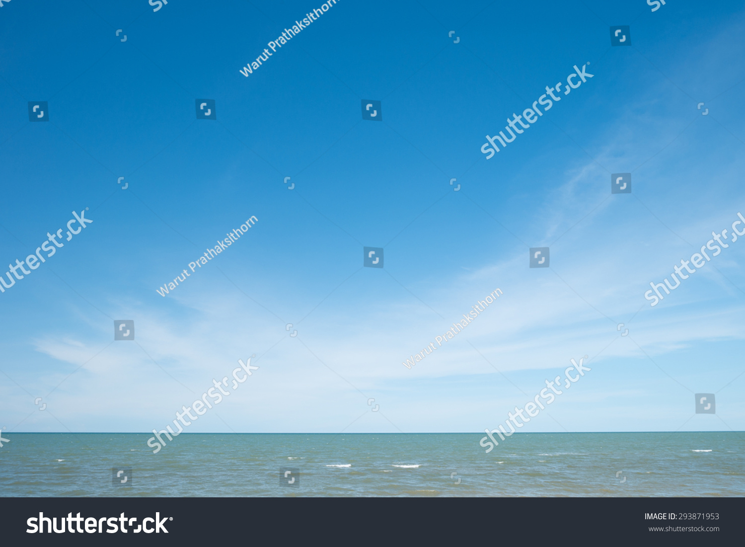 热带海洋波浪,地平线和蓝色的天空图片