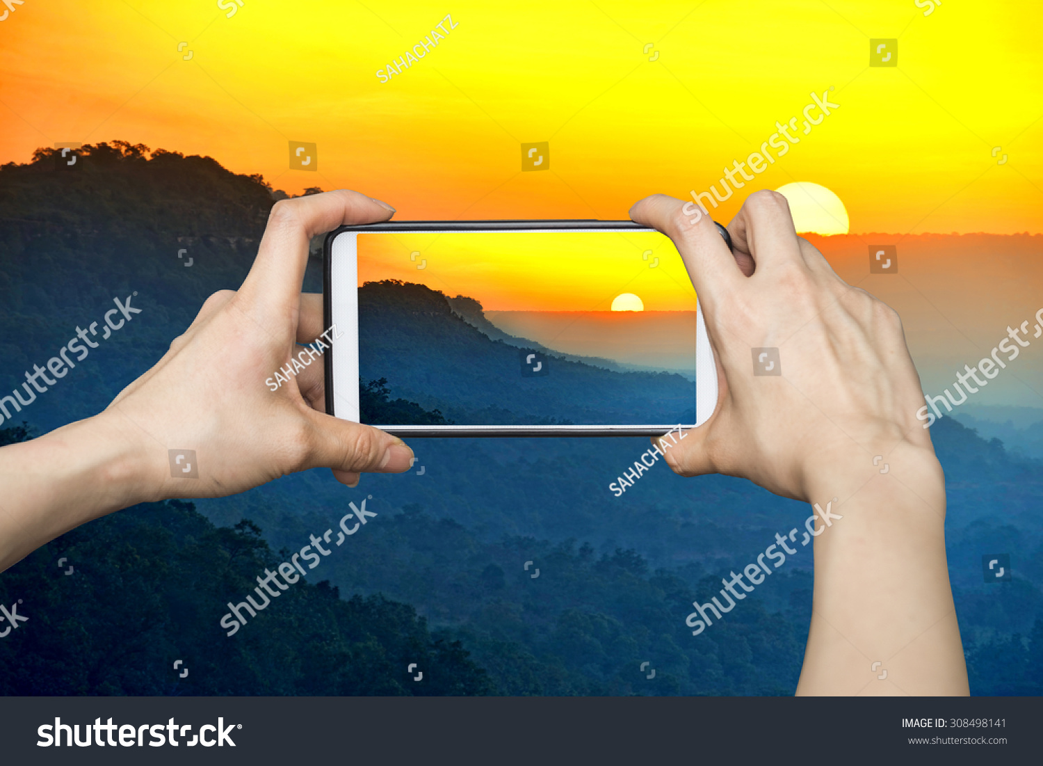 女孩拍照在移动智能手机在日出Pha Taem山国