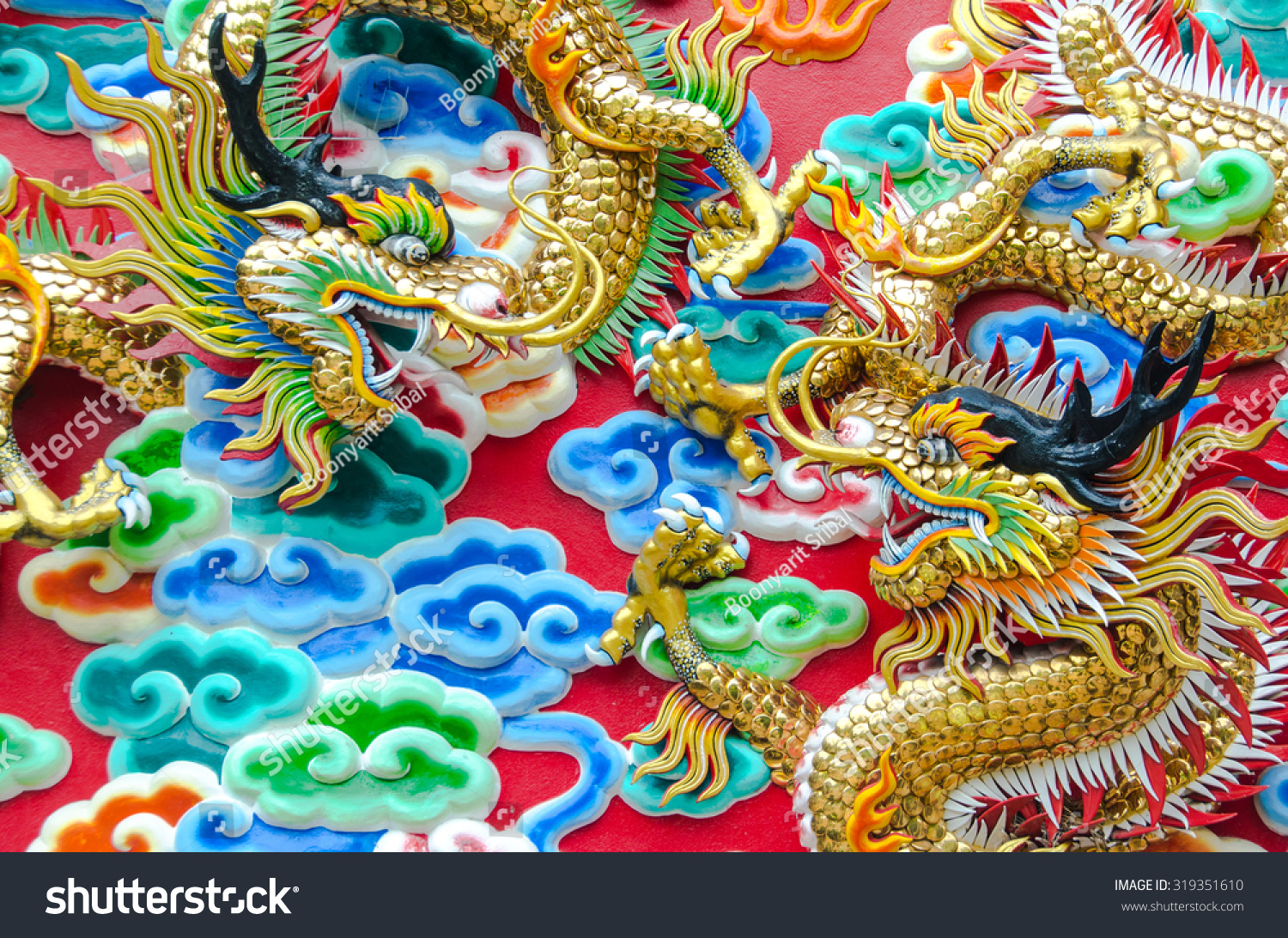 个龙看起来强大的战斗的时候。在中国的信念,