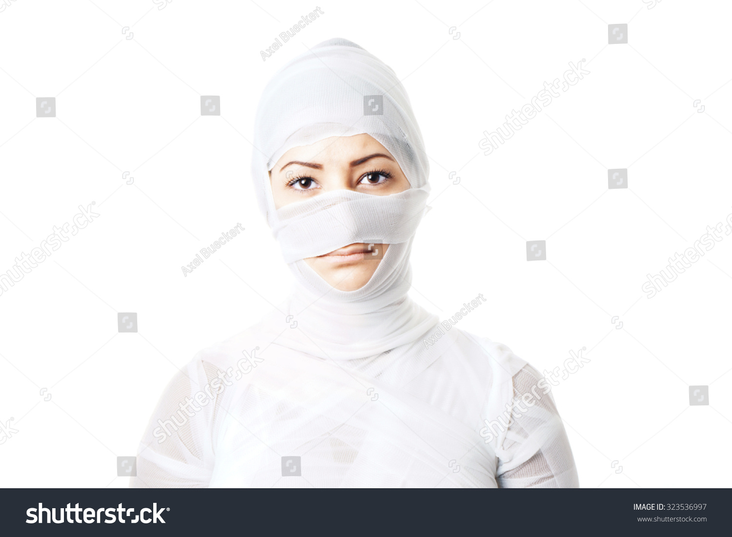 女性整容手术病人裹着绷带看起来像一个木乃伊-医疗