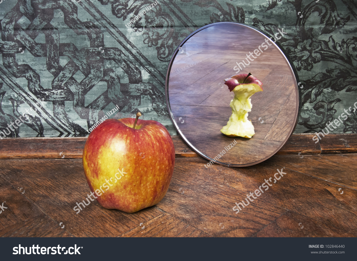 超现实主义的苹果反射在镜子里的照片-食品及饮料,符号/标志-海洛创意