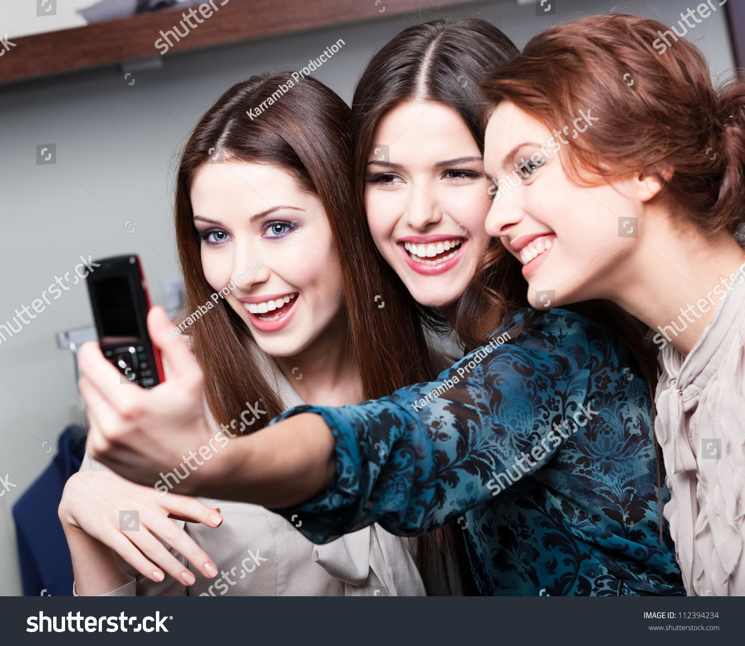 三个朋友照片会话后在电话里购物-人物,美容/时装服饰-海洛创意(hello