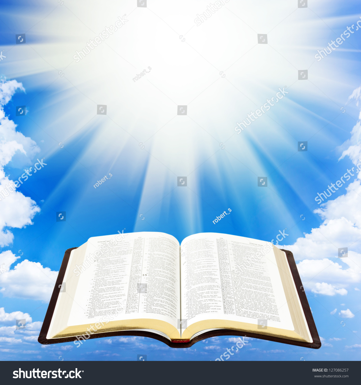 打开圣经书在天空背景