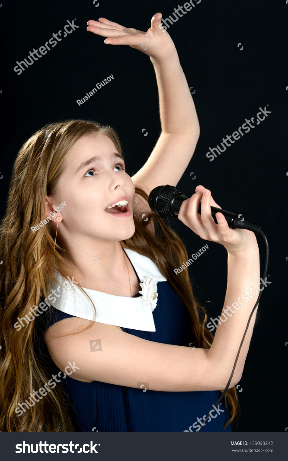 可爱的年轻女孩的画像在黑色背景上唱歌-人物,美容/时装服饰-海洛创意