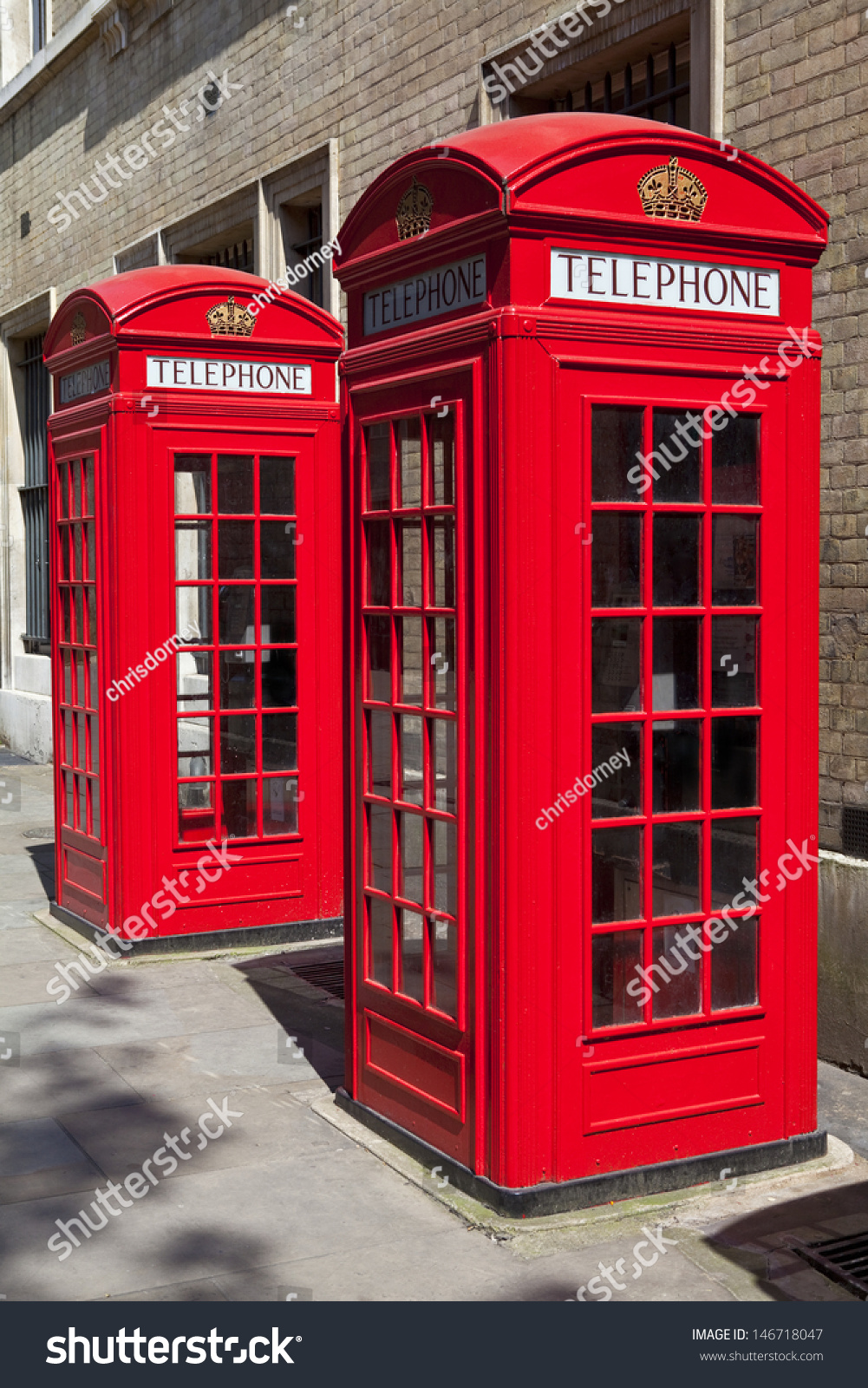 在伦敦标志性的红色电话亭