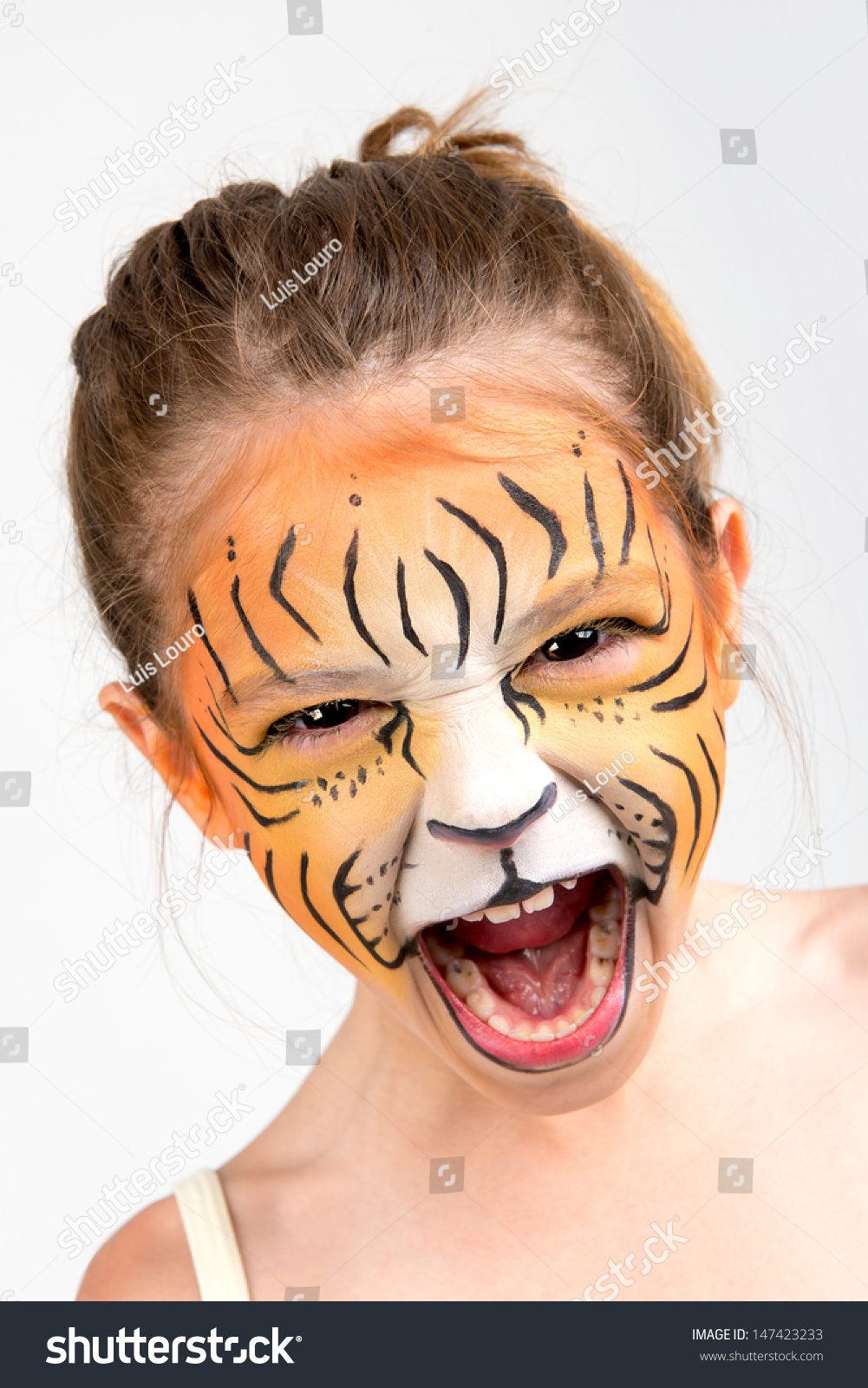 原标题 beautiful young girl with face painted like a tiger 版权