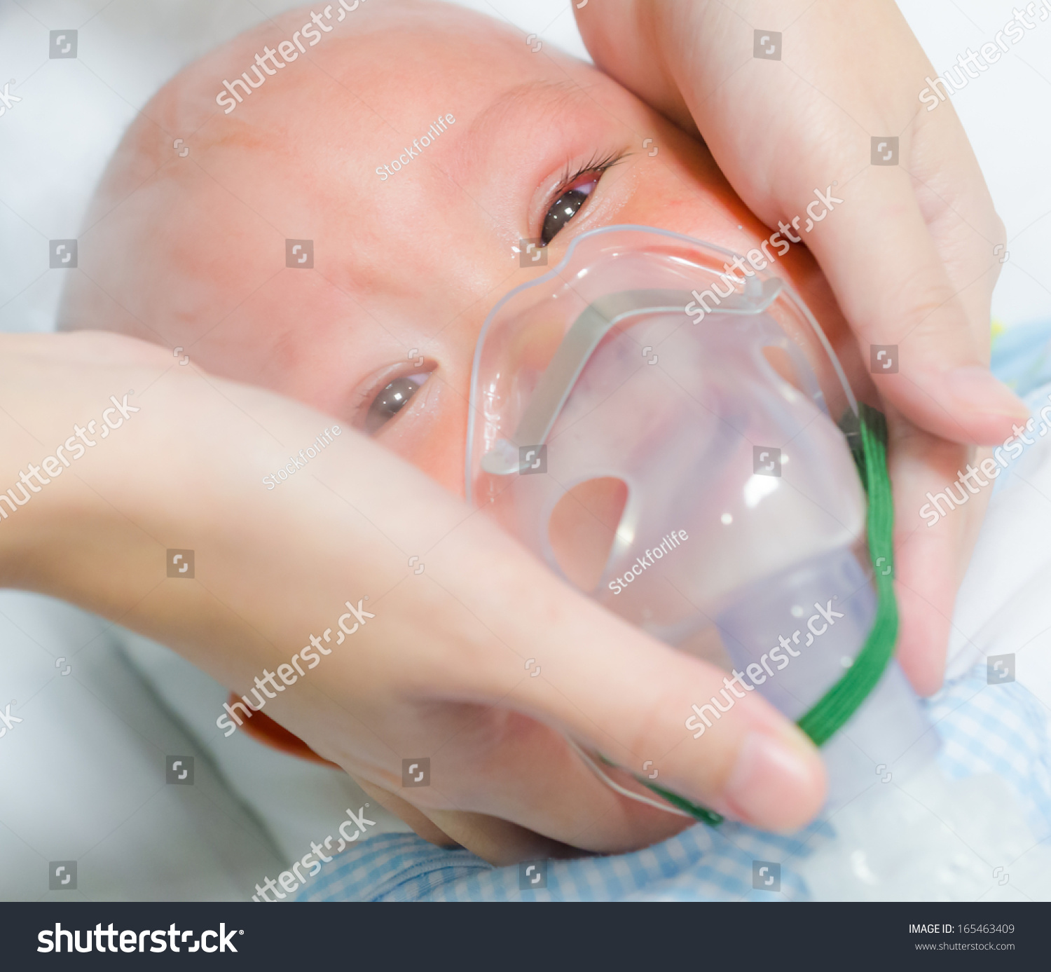 新生儿头罩给氧图片图片