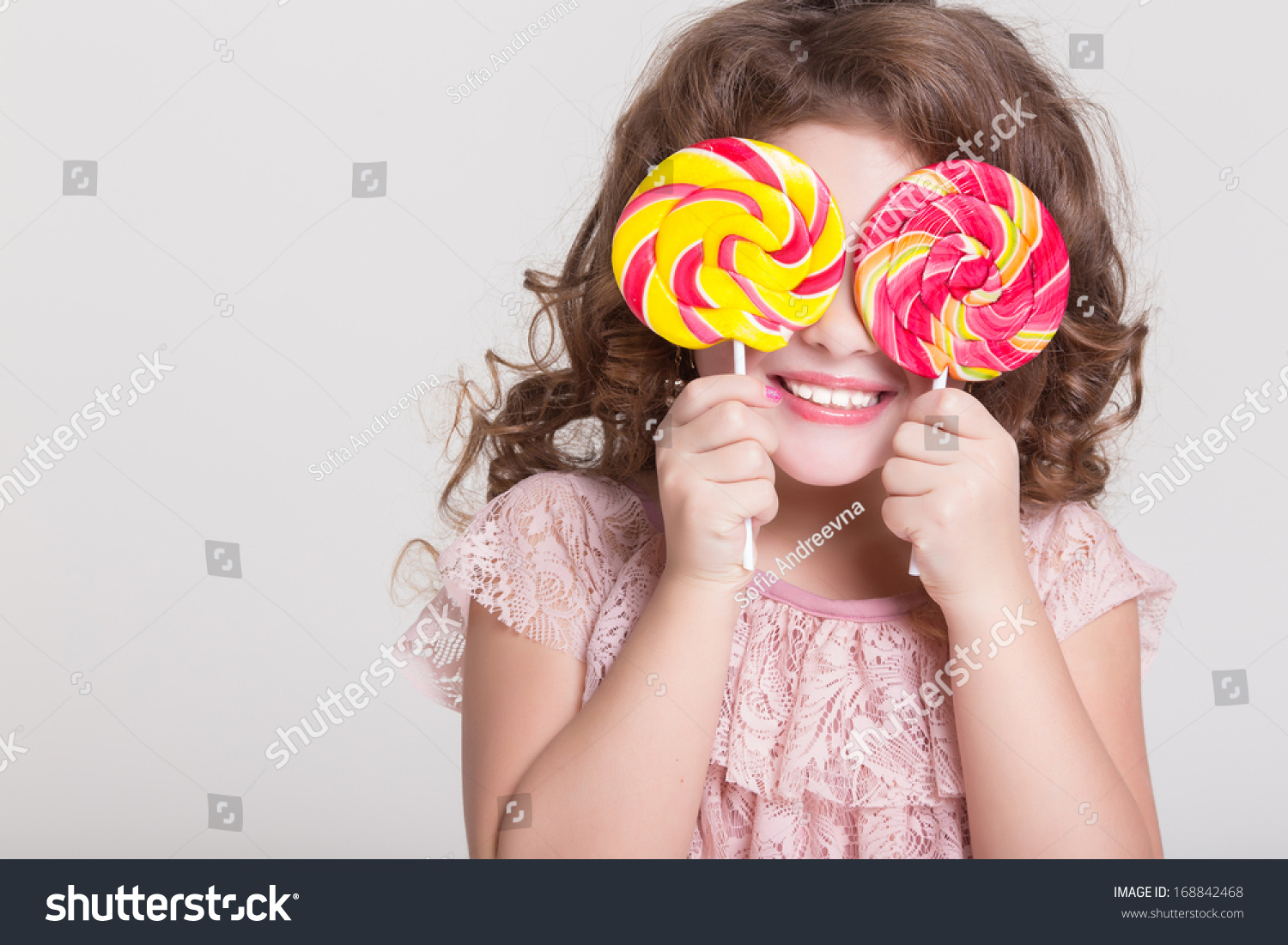 有趣的孩子,棒棒糖,快乐的小女孩吃大糖,棒棒糖,孩子吃糖果