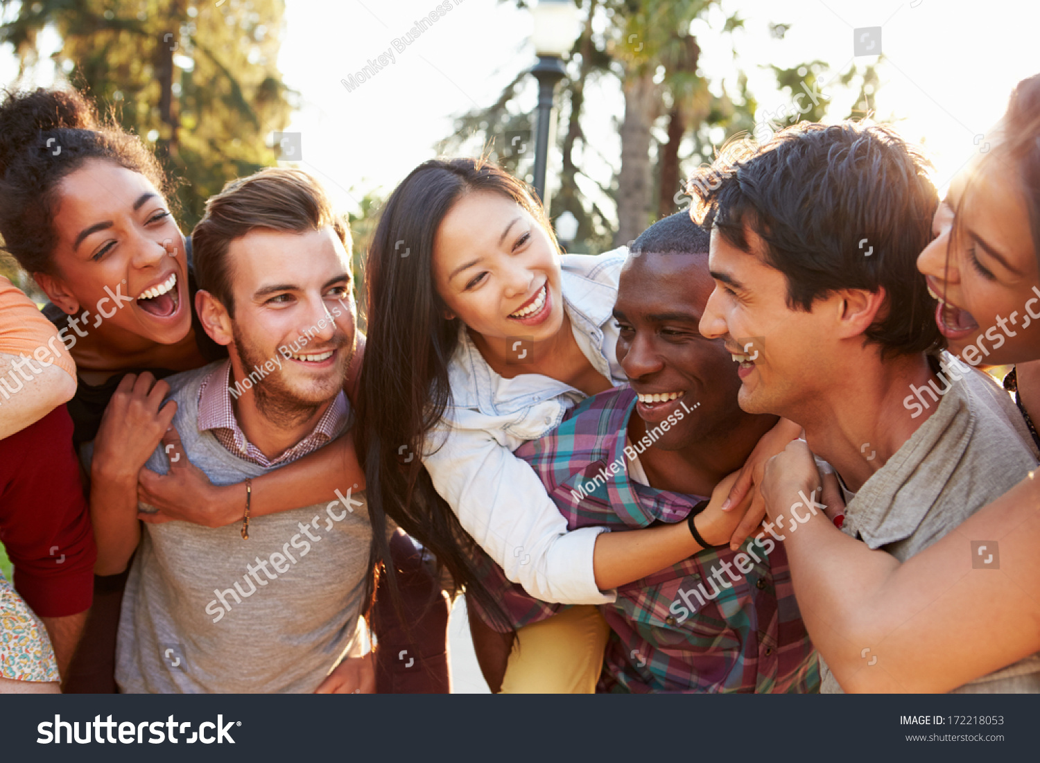 group of friends having fun together outdoors-人物,公园/户外