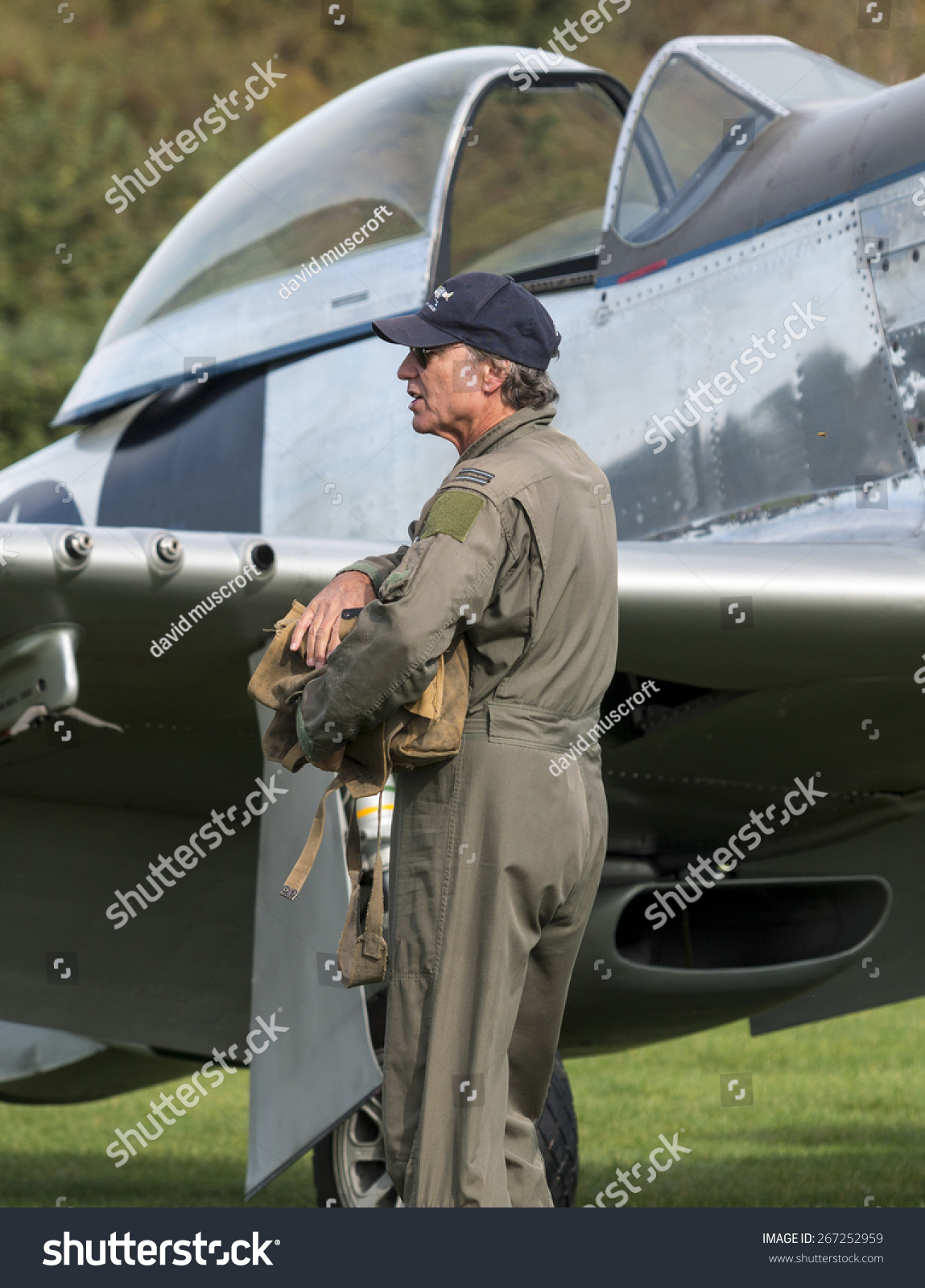 二战飞行员彼得摄影师和他的多样的野马战斗机shuttleworth集合