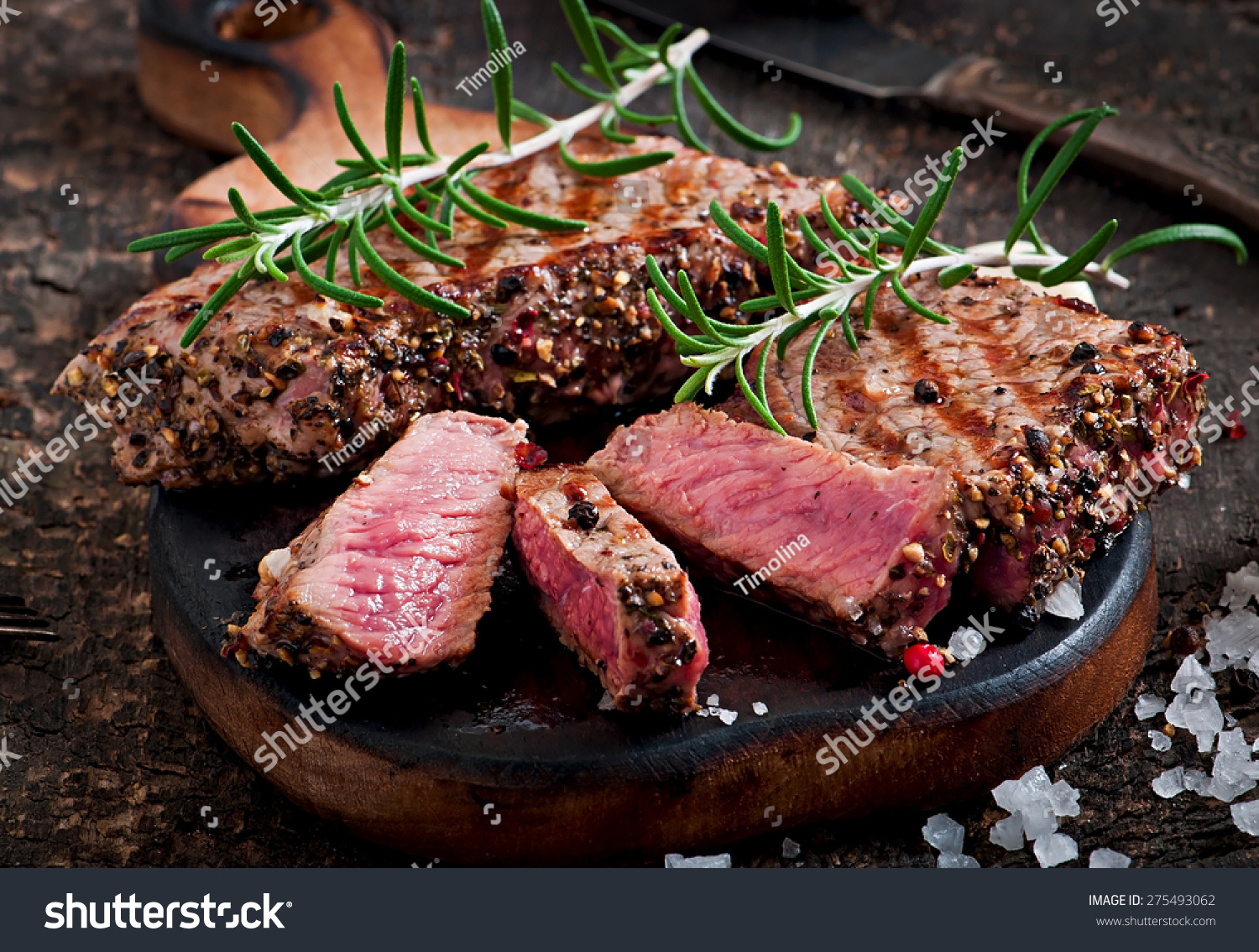 juicy steak medium rare beef with spices-背景/素材,食品及饮料