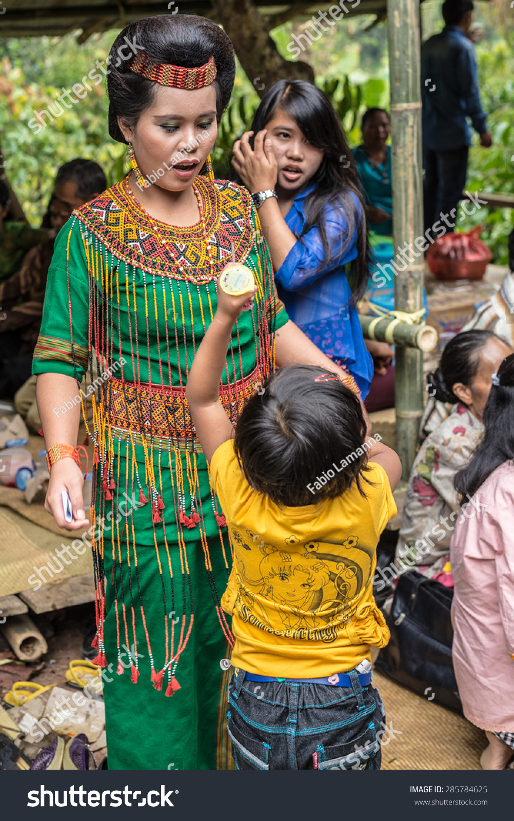 sangalla,印度尼西亚- 2014年9月8日:孩子玩耍的一组toraja民族传统