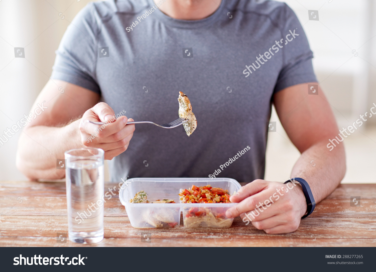 食物和人的概念——近距离的男性手中有肉和蔬菜吃饭用叉子和水的玻璃