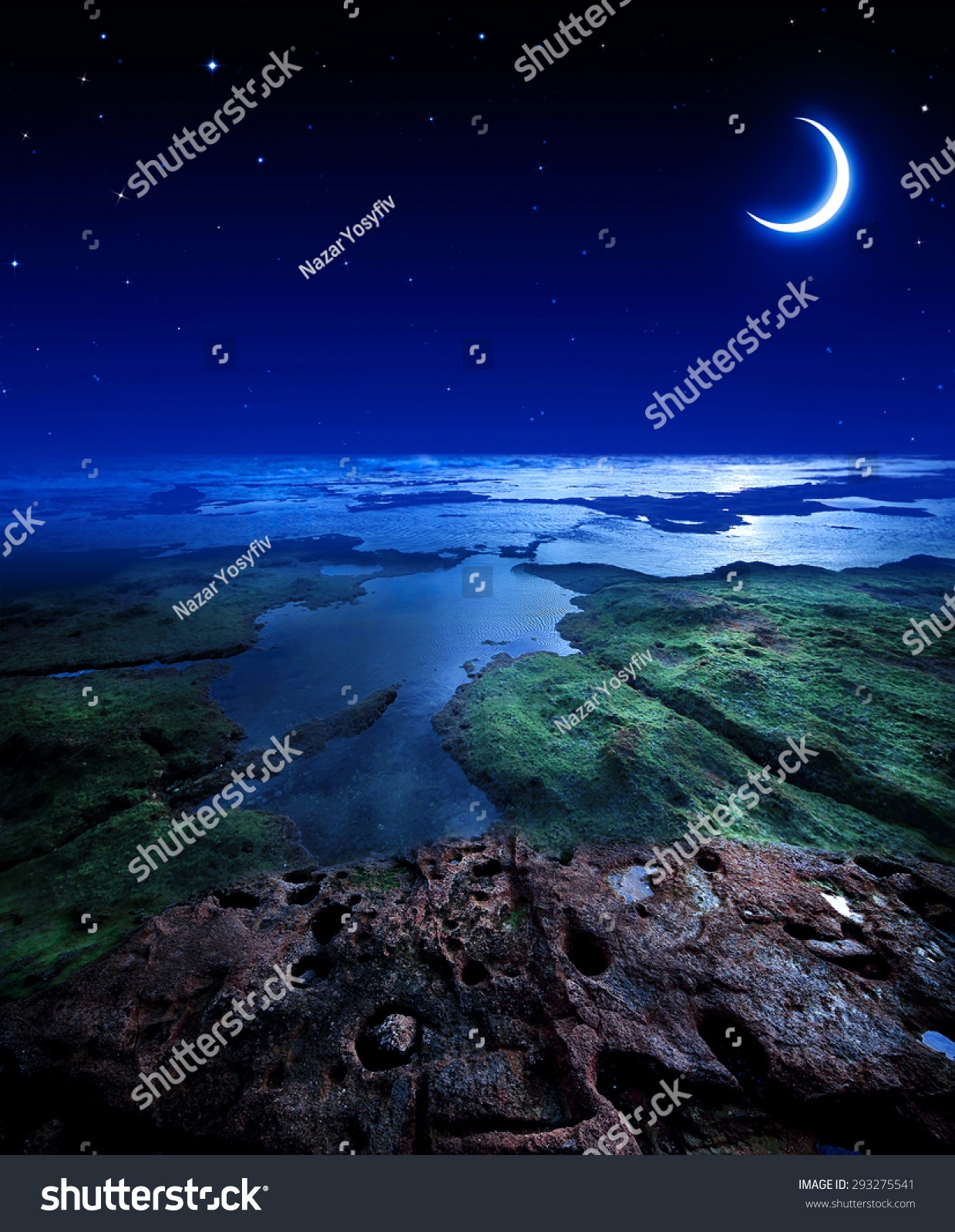 夜空的月亮和星星在海边