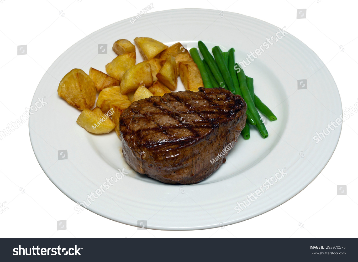 fillet steak with green beans and saute potatoes