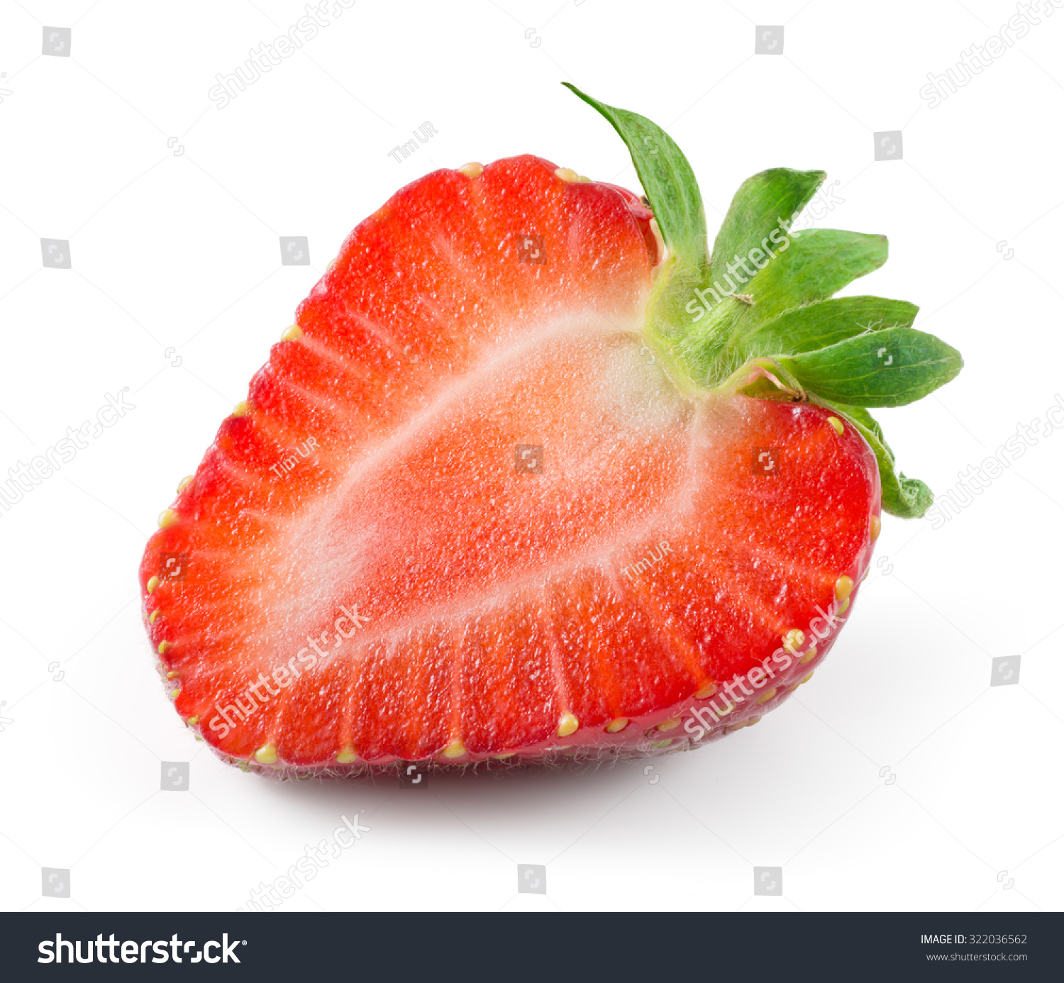 草莓孤立在白色背景的一半