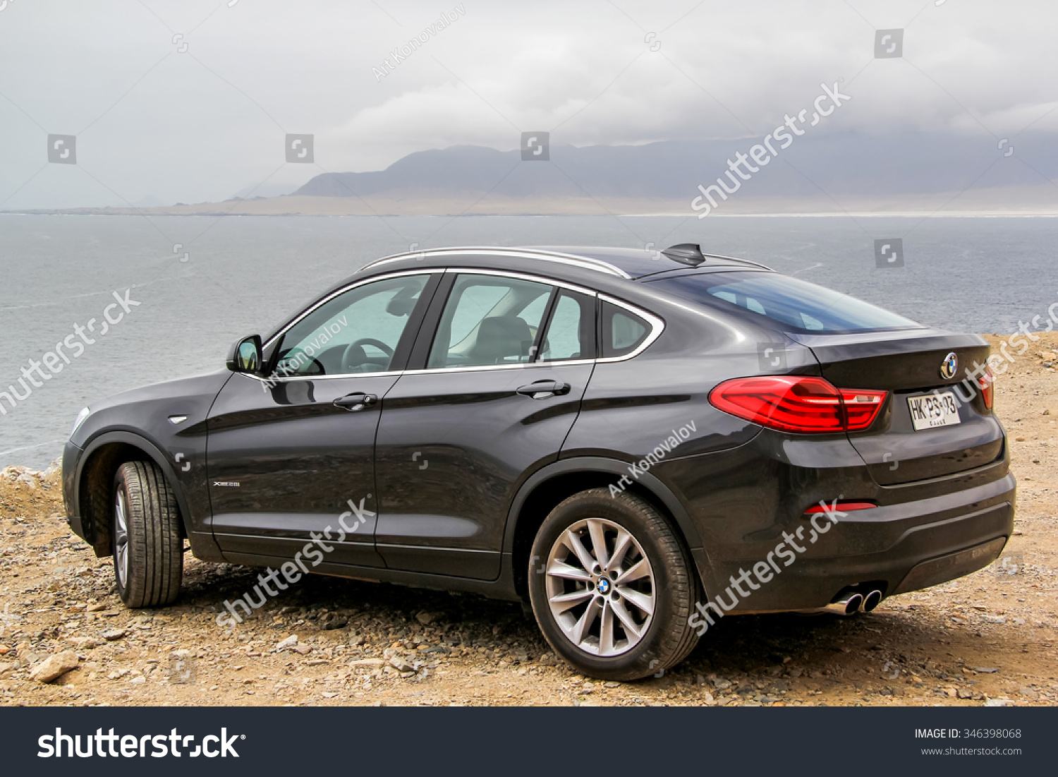 2015年11月14日,智利阿塔卡马-:豪华汽车宝马f26 x4在太平洋的海岸.