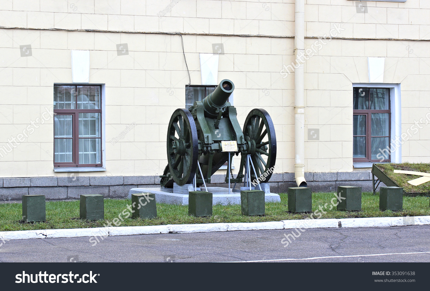 圣彼得堡,俄罗斯2015年12月2日:老炮附近建筑圣米迦勒军事炮兵学院在