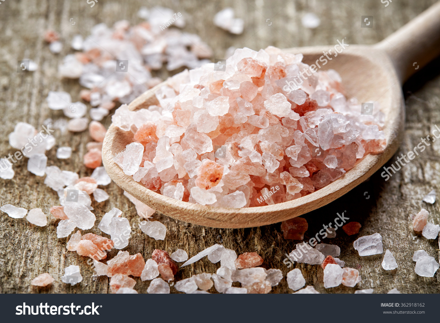 spoon of pink himalayan salt on wooden table-食品及饮料-海洛创意